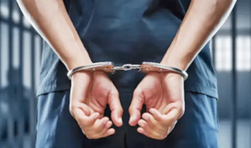 arrest_V_gif--816x480-4g