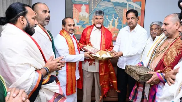 CM_Chandrababu_with_TTD_EO_6423de199f_V_jpg--625x351-4g
