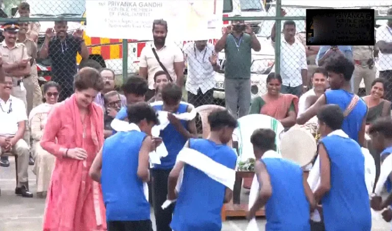 Priyanka-Gandhi-1_V_gif--816x480-4g